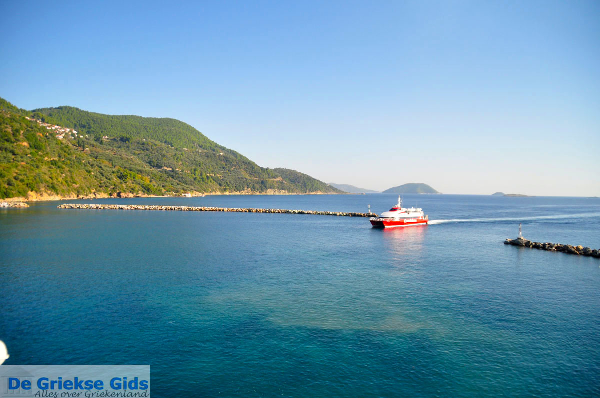 foto Palio Klima tegenover haven Loutraki Skopelos | Sporaden Griekenland foto 1