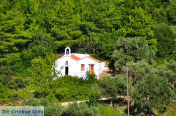 Kerkje buiten Skopelos stad | Sporaden Griekenland - Foto van https://www.grieksegids.nl/fotos/skopelos/normaal/skopelos-grieksegids-358.jpg