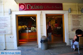 Gkikas Patisserie Skopelos | Sporaden Griekenland - Foto van https://www.grieksegids.nl/fotos/skopelos/normaal/skopelos-grieksegids-399.jpg