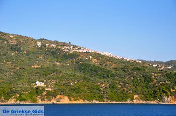 Glossa en haven Loutraki Skopelos | Sporaden Griekenland foto 1 - Foto van https://www.grieksegids.nl/fotos/skopelos/normaal/skopelos-grieksegids-427.jpg