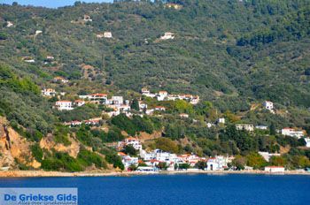 Glossa en haven Loutraki Skopelos | Sporaden Griekenland foto 4 - Foto van https://www.grieksegids.nl/fotos/skopelos/normaal/skopelos-grieksegids-430.jpg