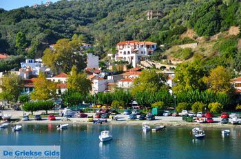 Glossa en haven Loutraki Skopelos | Sporaden Griekenland foto 24 - Foto van https://www.grieksegids.nl/fotos/skopelos/normaal/skopelos-grieksegids-450.jpg