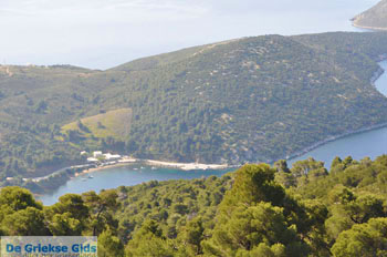 Uitzicht op baai Pefkos | Agios Panteleimon | Skyros foto 2 - Foto van https://www.grieksegids.nl/fotos/skyros/normaal/skyros-grieksegids-030.jpg