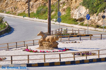 Rotonde bij Skyros stad | Griekenland - Foto van https://www.grieksegids.nl/fotos/skyros/normaal/skyros-grieksegids-223.jpg