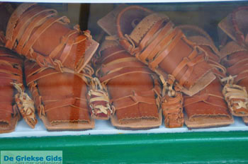 Skyriaanse sandalen | Skyros stad foto 1 - Foto van https://www.grieksegids.nl/fotos/skyros/normaal/skyros-grieksegids-304.jpg