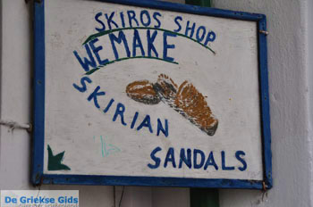 Skyriaanse sandalen | Skyros stad foto 2 - Foto van https://www.grieksegids.nl/fotos/skyros/normaal/skyros-grieksegids-305.jpg