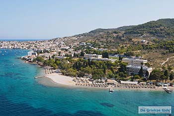 Kaiki Beach Spetses - Saronische eilanden - Foto van https://www.grieksegids.nl/fotos/spetses/normaal/kaiki-beach-spetses-2025-01.jpg