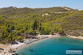 Vrelos Beach Spetses - Saronische eilanden - Foto van https://www.grieksegids.nl/fotos/spetses/normaal/vrelos-beach-spetses-2025-01.jpg