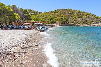 Vrelos Beach Spetses - Saronische eilanden - Foto van https://www.grieksegids.nl/fotos/spetses/normaal/vrelos-beach-spetses-2025-02.jpg
