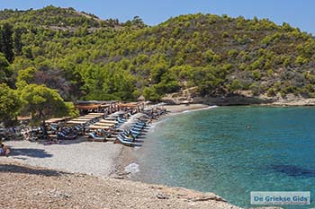 Vrelos Beach Spetses - Saronische eilanden - Foto van https://www.grieksegids.nl/fotos/spetses/normaal/vrelos-beach-spetses-2025-03.jpg