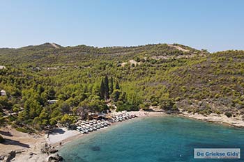 Vrelos Beach Spetses - Saronische eilanden - Foto van https://www.grieksegids.nl/fotos/spetses/normaal/vrelos-beach-spetses-2025-05.jpg