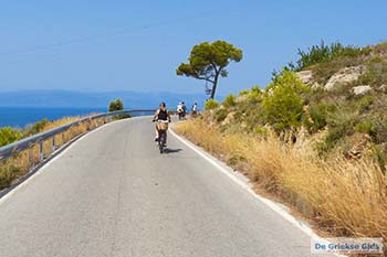 Xilokeriza Beach Spetses - Saronische eilanden - Foto van https://www.grieksegids.nl/fotos/spetses/normaal/xilokeriza-beach-spetses-2025-04.jpg