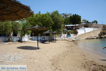 Achladi, strand in de baai van Vari | Syros | Griekenland nr 1 - Foto van https://www.grieksegids.nl/fotos/syros/normaal/achladi-vari-syros-001.jpg