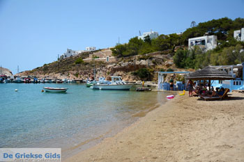 Achladi, strand in de baai van Vari | Syros | Griekenland nr 2 - Foto van https://www.grieksegids.nl/fotos/syros/normaal/achladi-vari-syros-002.jpg