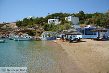 Achladi, strand in de baai van Vari | Syros | Griekenland nr 3 - Foto van https://www.grieksegids.nl/fotos/syros/normaal/achladi-vari-syros-003.jpg
