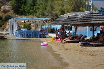 Achladi, strand in de baai van Vari | Syros | Griekenland nr 4 - Foto van https://www.grieksegids.nl/fotos/syros/normaal/achladi-vari-syros-004.jpg