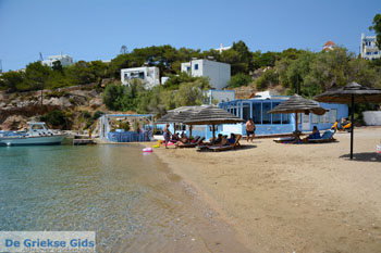 Achladi, strand in de baai van Vari | Syros | Griekenland nr 5 - Foto van https://www.grieksegids.nl/fotos/syros/normaal/achladi-vari-syros-005.jpg