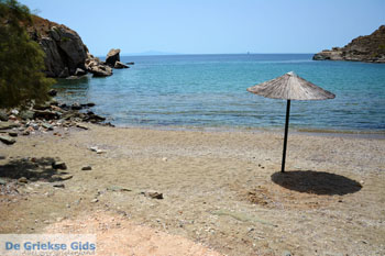 Ampela beach bij Megas Gialos | Syros | Griekenland nr 1 - Foto van https://www.grieksegids.nl/fotos/syros/normaal/ampela-beach-syros-001.jpg