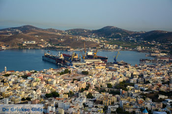 Uitzicht haven Ermoupolis vanaf Ano Syros | De Griekse Gids foto 12 - Foto van https://www.grieksegids.nl/fotos/syros/normaal/ano-syros-012.jpg