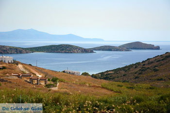 Eilandjes Stroggilo en Didimi bij Ermoupolis | Syros | Foto 1 - Foto van https://www.grieksegids.nl/fotos/syros/normaal/eilanden-didimi-stroggilo-syros-griekenland-001.jpg