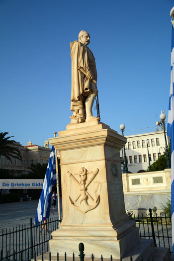 Miaoulis Plein Ermoupolis | Syros | Griekenland foto 56 - Foto van https://www.grieksegids.nl/fotos/syros/normaal/ermoupolis-syros-056.jpg