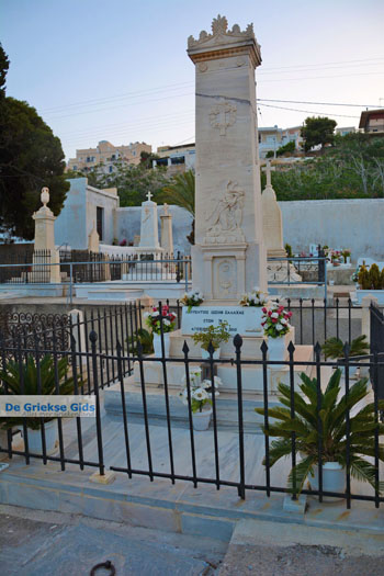 Imposant katholiek kerkhof Ermoupolis | Syros | foto 72 - Foto van https://www.grieksegids.nl/fotos/syros/normaal/ermoupolis-syros-072.jpg