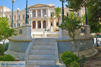 Miaoulis Plein Ermoupolis | Syros | Griekenland foto 104 - Foto van https://www.grieksegids.nl/fotos/syros/normaal/ermoupolis-syros-104.jpg
