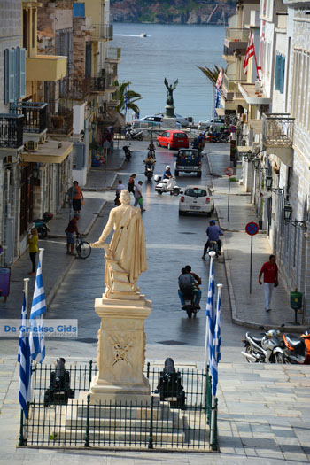 Miaoulisplein Ermoupolis | Syros | Griekenland foto 129 - Foto van https://www.grieksegids.nl/fotos/syros/normaal/ermoupolis-syros-129.jpg