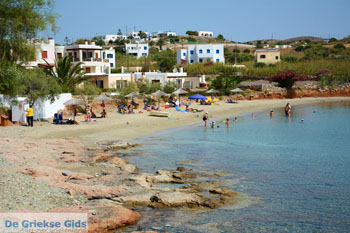 Strand Fabrika bij Vari | Syros | Griekenland foto 1 - Foto van https://www.grieksegids.nl/fotos/syros/normaal/fabrika-vari-syros-001.jpg