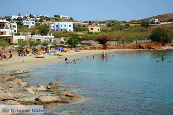 Strand Fabrika bij Vari | Syros | Griekenland foto 2 - Foto van https://www.grieksegids.nl/fotos/syros/normaal/fabrika-vari-syros-002.jpg