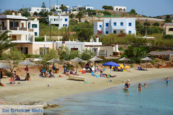 Strand Fabrika bij Vari | Syros | Griekenland foto 4 - Foto van https://www.grieksegids.nl/fotos/syros/normaal/fabrika-vari-syros-004.jpg