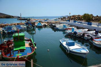 Haventje Fabrika bij Vari | Syros | Griekenland foto 3 - Foto van https://www.grieksegids.nl/fotos/syros/normaal/fabrika-vari-syros-007.jpg