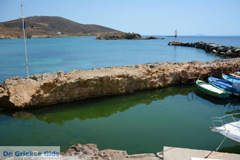 Haventje Fabrika bij Vari | Syros | Griekenland foto 6 - Foto van https://www.grieksegids.nl/fotos/syros/normaal/fabrika-vari-syros-010.jpg