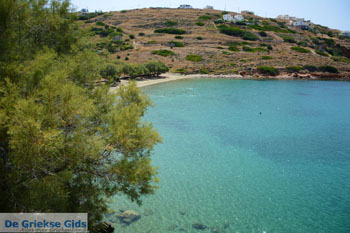 Strand Lotos bij Kini | Syros | Griekenland foto 62 - Foto van https://www.grieksegids.nl/fotos/syros/normaal/kini-syros-062.jpg