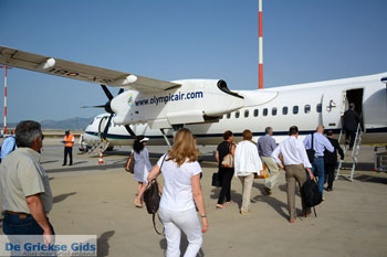 Klein vliegtuig van Olympic Air | Athene-Syros foto 1 - Foto van https://www.grieksegids.nl/fotos/syros/normaal/olympic-air-griekenland-001.jpg