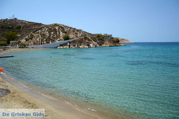 Vari | Syros | Griekenland foto 2 - Foto van https://www.grieksegids.nl/fotos/syros/normaal/strand-vari-syros-002.jpg