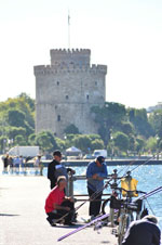 Vissers bij Witte Toren Thessaloniki Macedonie | De Griekse Gids - Foto van De Griekse Gids