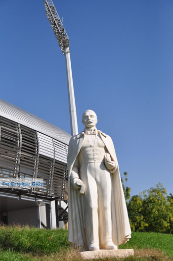 Beeld Lisimachos Kaytatzoglou bij stadion Iraklis | Thessaloniki Macedonie | De Griekse Gids foto 1 - Foto van https://www.grieksegids.nl/fotos/thessaloniki/normaal/thessaloniki-grieksegids-218.jpg
