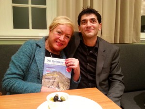 Viola Holt met Jorgos Nikolidakis van de Griekse Gids