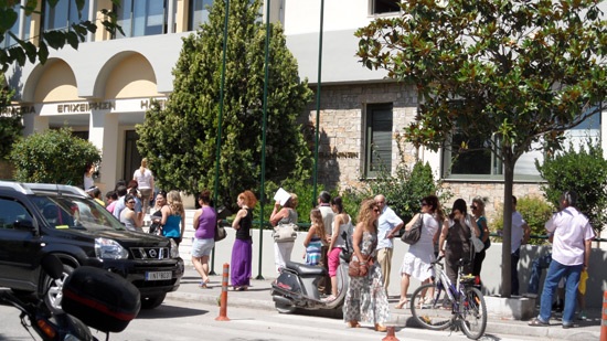 Langer rijen voor het betaalloket, een fenomeen dat we in Nederland niet meer kennen