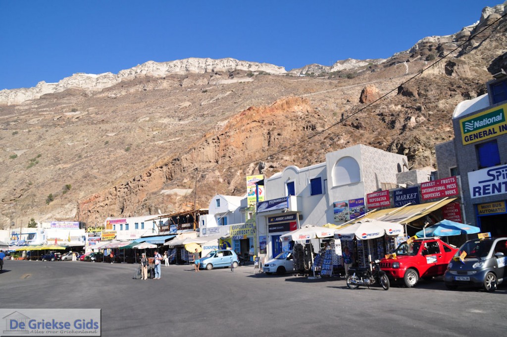 Haven Athinios op Santorini, hier kan j een auto of een scooter huren, om het eiland te verkennen.