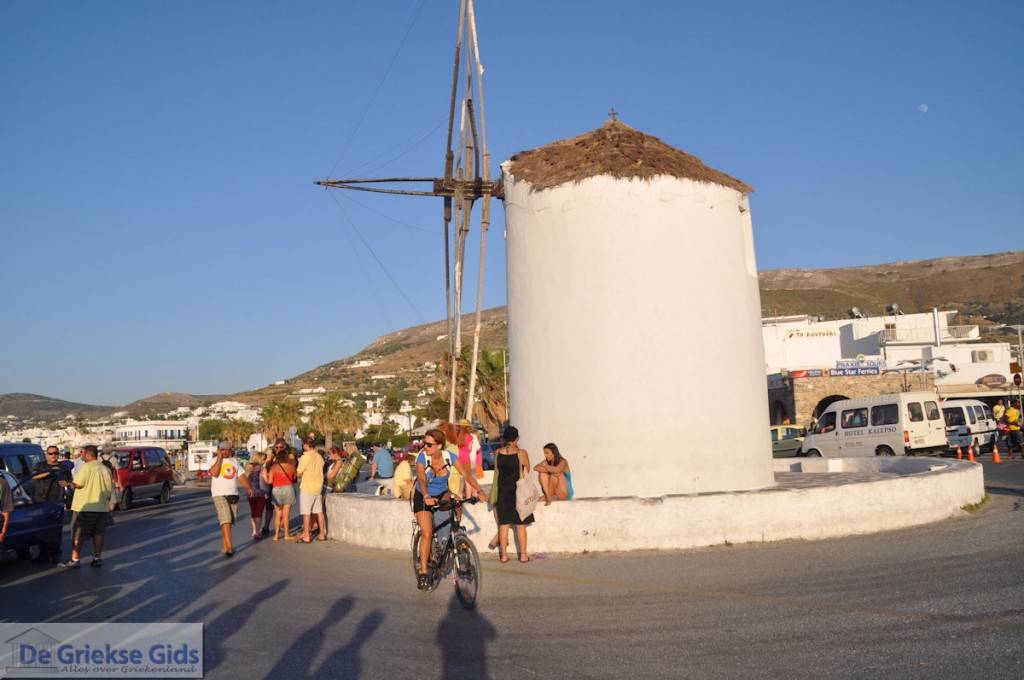 Parikia, de molen in het haventje fotos-paros-153<br/>