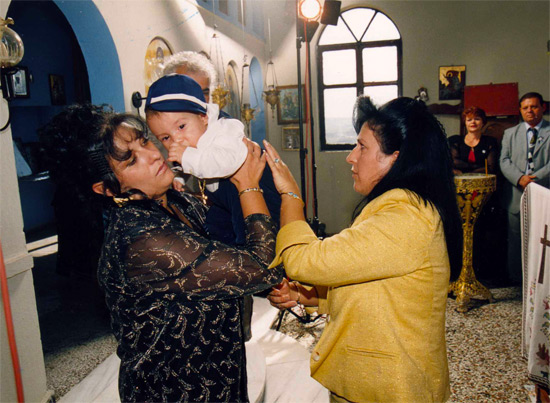 Het aankleden van de kleine