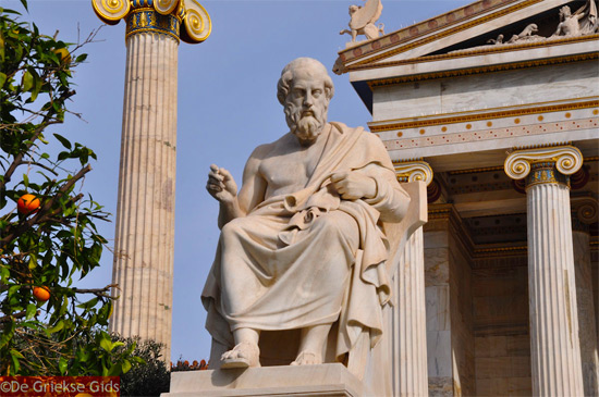 Plato vóór de Atheense Academie - Foto: De Griekse Gids