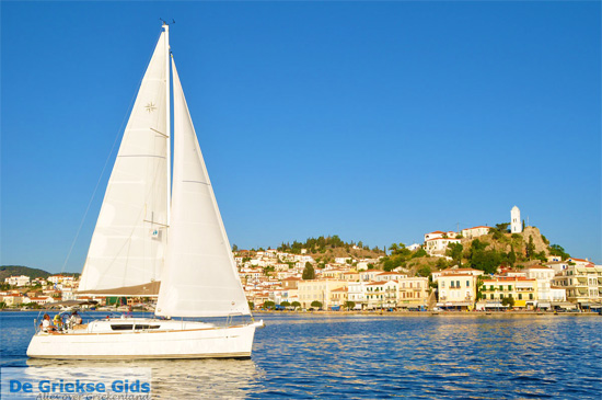 Zeilen bij Poros in de Saronische zee