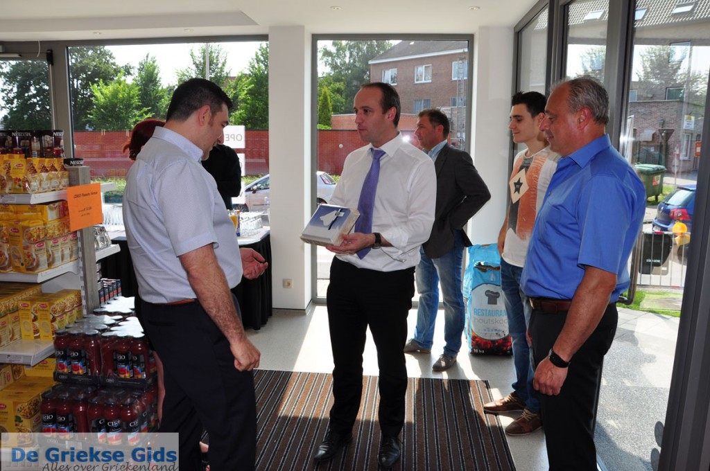 Nikos Chaniotakis (links) met de burgemeester van Genk