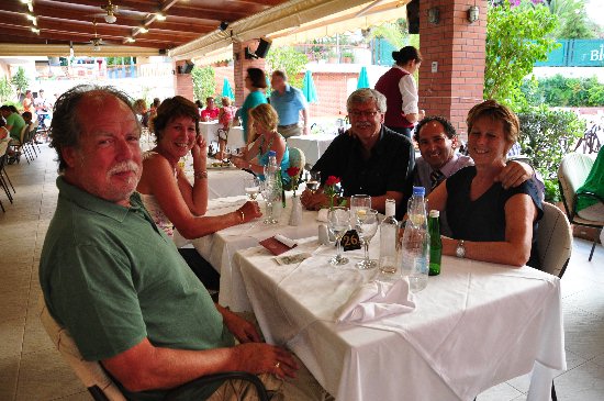 Gezellig met Nederlandse gasten bij het restaurant