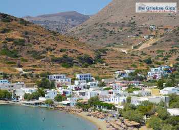  Strand van Kini op Syros - De Griekse Gids - Foto van De Griekse Gids