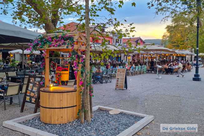 Terrasjes in Ioannina-stad - Epirus - De Griekse Gids - Foto van https://www.grieksegids.nl/fotos/uploads-thumb/11-10-25/1760193647._02-Ioannina.jpg