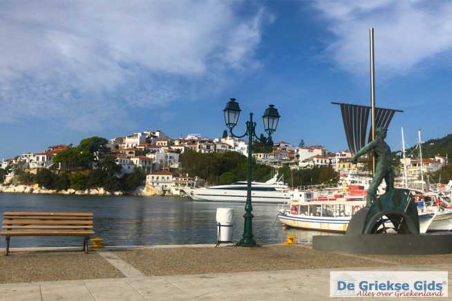 Skiathos stad Sporaden - De Griekse Gids - Foto van https://www.grieksegids.nl/fotos/uploads-thumb/22-09-25/1758524323._skiathos1.jpg